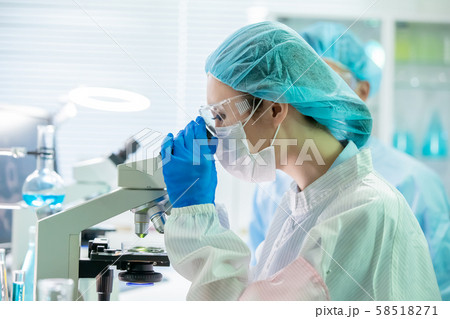 asian scientist use microscope asian scientist use microscope 58518271