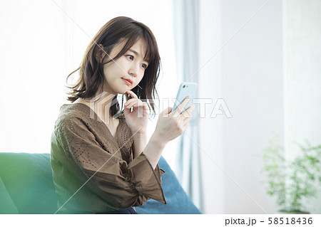 女性　スマホ　スマートフォン　携帯　携帯電話 58518436
