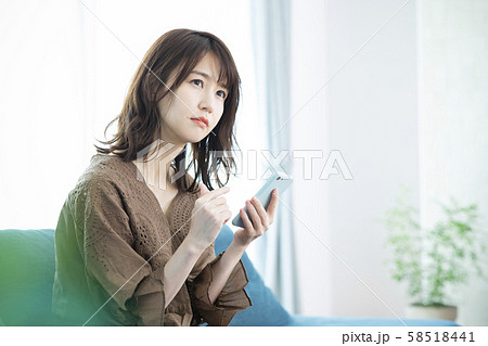 女性　スマホ　スマートフォン　携帯　携帯電話 58518441