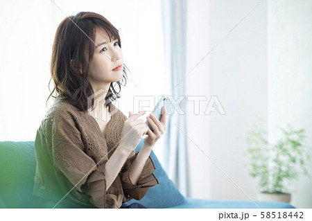 女性　スマホ　スマートフォン　携帯　携帯電話 58518442