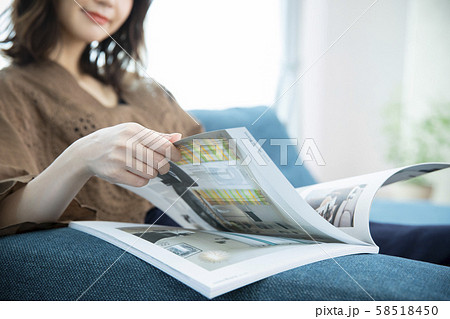 女性　雑誌　カタログ　読む 58518450