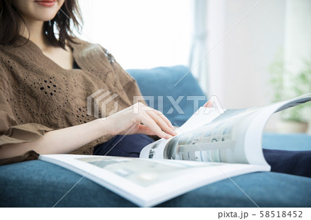 女性　雑誌　カタログ　読む 58518452