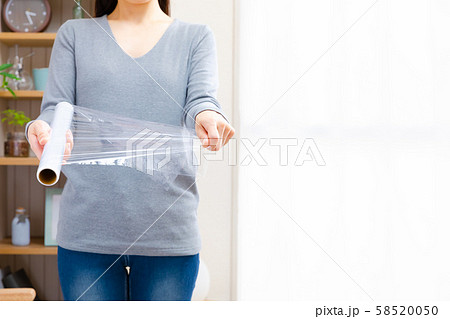 ラップを広げる女性　様々な活用法 58520050