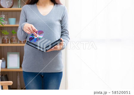 ディスクを取り出す女性 ディスクを取り出す女性 58520051