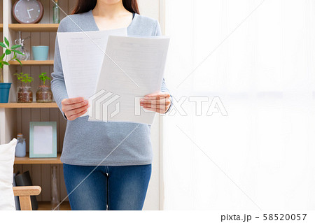 書類をチェックする女性 58520057