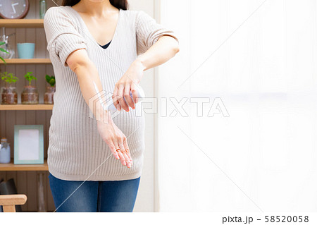 日焼け止めを塗る妊婦 日焼け止めを塗る妊婦 58520058