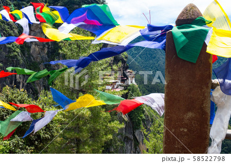 ブータン王国　パロ　タクツァン僧院 58522798