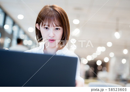 おしゃれなオフィスでノートPCを使って働く20代女性 58523603
