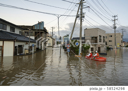 台風19号豪雨浸水被害救助活動郡山市駅前若葉町交差点逢瀬川氾濫自衛隊救命ボート捜索活動 58524298