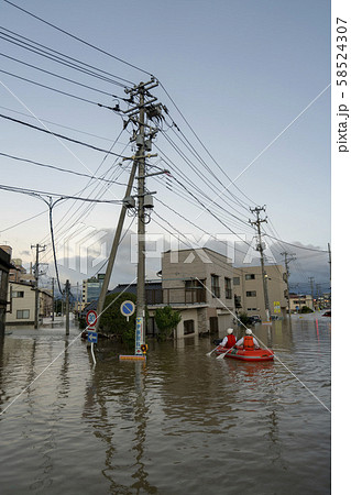 台風19号豪雨浸水被害救助活動郡山市駅前若葉町交差点逢瀬川氾濫消防による救助活動の写真素材