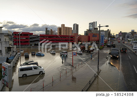 台風19号豪雨浸水被害郡山市駅前若葉町交差点コンビニ逢瀬川氾濫 58524308