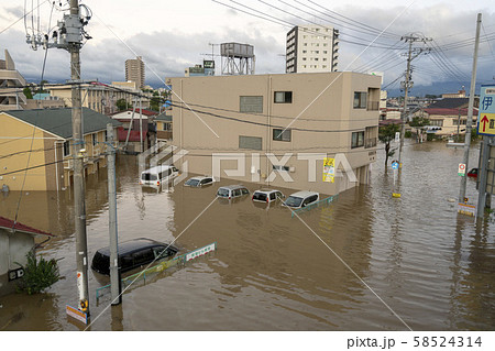 台風19号豪雨浸水被害救助活動郡山市駅前若葉町交差点逢瀬川氾濫車水没の写真素材 [58524314] - PIXTA