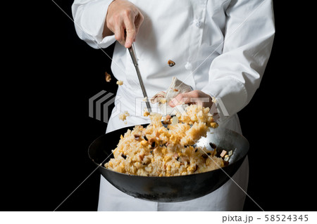 炒飯を炒める料理人 58524345