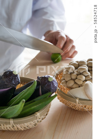 野菜の下ごしらえをする 野菜の下ごしらえをする 58524718
