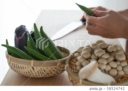 野菜の下ごしらえをする 58524742