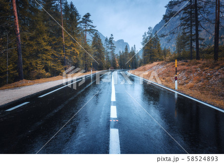 Perfect asphalt mountain road in overcast rainy day 58524893
