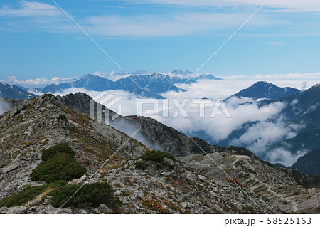 北アルプス　槍穂高連峰　南岳山頂からの風景　南岳縦走路越しの後立山連峰遠景 58525163