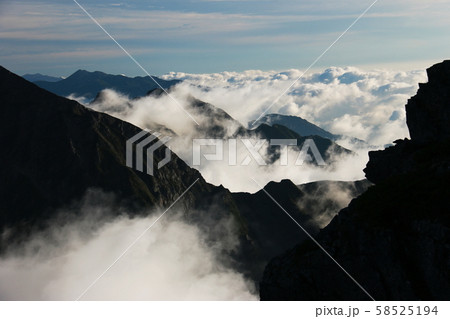 北アルプス　槍穂高連峰縦走　南岳山頂からの風景　西穂高岳越しの乗鞍岳、御嶽山遠景 58525194