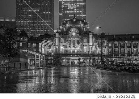 （セピア）雨の東京駅 58525229