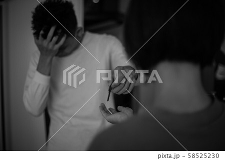 泣きながら鍵を渡す男性 泣きながら鍵を渡す男性 58525230
