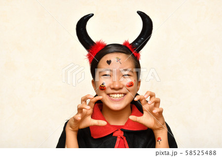 ハロウィンパーティーを楽しむ女の子 58525488