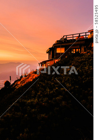 春の八ヶ岳登山：赤岳頂上山荘の夜明け 58525495