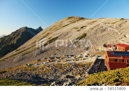 北アルプス 槍穂高連峰 南岳小屋テント場の風景 南岳越しに夕陽に映える中岳と槍ヶ岳を望むの写真素材 [58525800] - PIXTA