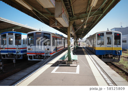 関東鉄道水海道駅　新旧車両の並び 58525809