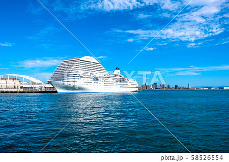 神戸港と豪華客船 58526554