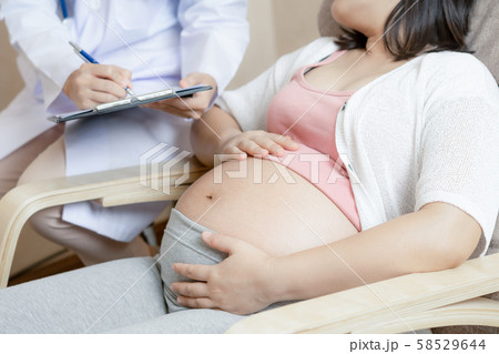 Pregnant Woman and Gynecologist Doctor at Hospital 58529644