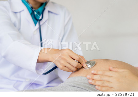 Pregnant Woman and Gynecologist Doctor at Hospital 58529721