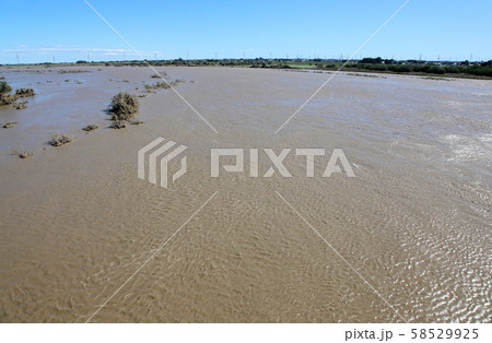 河川の増水、氾濫イメージ 河川の増水、氾濫イメージ 58529925