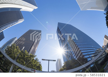 新宿高層ビル街　青空　太陽　フレア　2019　魚眼撮影 58531021