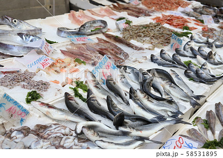 イタリア・ナポリの市場にずらりと並ぶ新鮮な地中海の魚介の写真素材