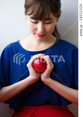 リンゴと若い女性 イメージ リンゴと若い女性 イメージ 58532320