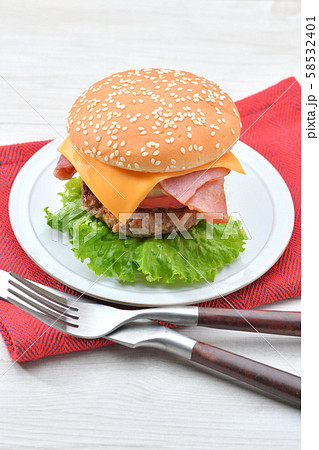手作りの ベーコン チーズ レタス ハンバーガー です の写真素材