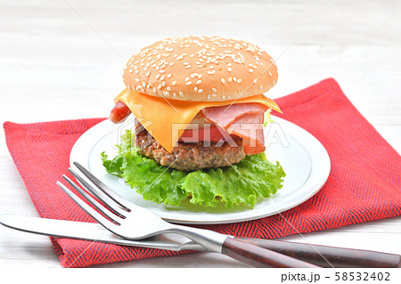 手作りの ベーコン チーズ レタス ハンバーガー です の写真素材