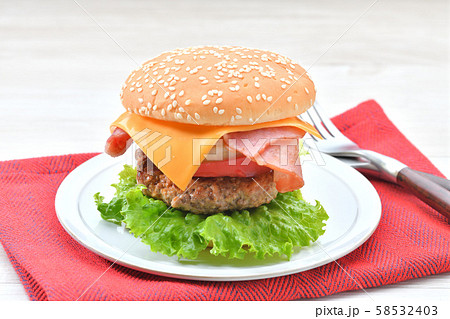 手作りの ベーコン チーズ レタス ハンバーガー です の写真素材