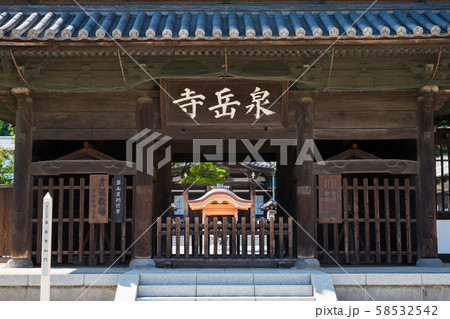 東京　泉岳寺の山門　 58532542