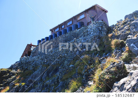 北アルプス　槍ヶ岳から北穂高岳への大キレット縦走　北穂山頂直下の登り　北穂高小屋を見上げる 58532687