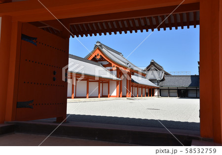 京都御所 回廊から月華門を望む 京都御所 回廊から月華門を望む 58532759