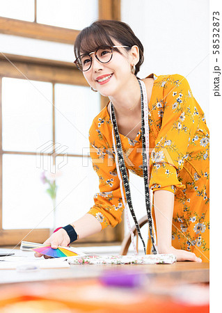 ファッションデザイナー 女性 ファッションデザイナー 女性 58532873