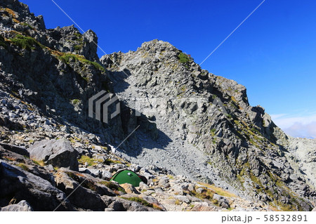 北アルプス 槍穂高連峰縦走 北穂高岳南峰テント場から北穂高岳北峰山頂を望む 北アルプス 槍穂高連峰縦走 北穂高岳南峰テント場から北穂高岳北峰山頂を望む 58532891
