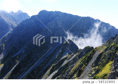 北アルプス 槍穂高連峰縦走 北穂高岳山頂からの風景 涸沢岳縦走路を望む 北アルプス 槍穂高連峰縦走 北穂高岳山頂からの風景 涸沢岳縦走路を望む 58532893