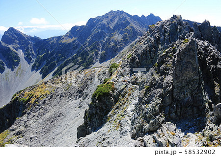 北アルプス　槍穂高連峰縦走　北穂高岳山頂からの風景　北穂高岳南峰テント場越しに前穂高岳奥穂高岳を望む 58532902