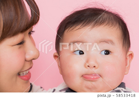 子供と母親のアップ 子供と母親のアップ 58533418
