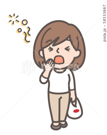 あくびをする女性　買い物帰り 58533667