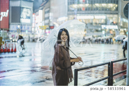 雨の都会の女性 58533961
