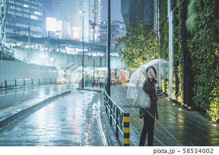 雨の都会の女性の写真素材