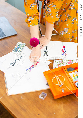 ファッションデザイナー　女性 58534267